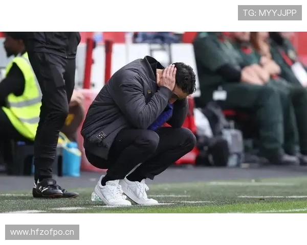 曼联更衣室矛盾再度曝光,内部稳定性面临考验,对赛季走势形成制约 曼联更衣室矛盾再度曝光,内部稳定性面临考验,对赛季走势形成制约